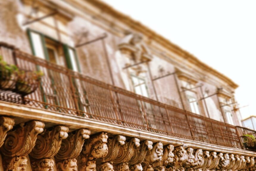 Palazzolo Acreide, bellezza e magia del balcone barocco più lungo del mondo